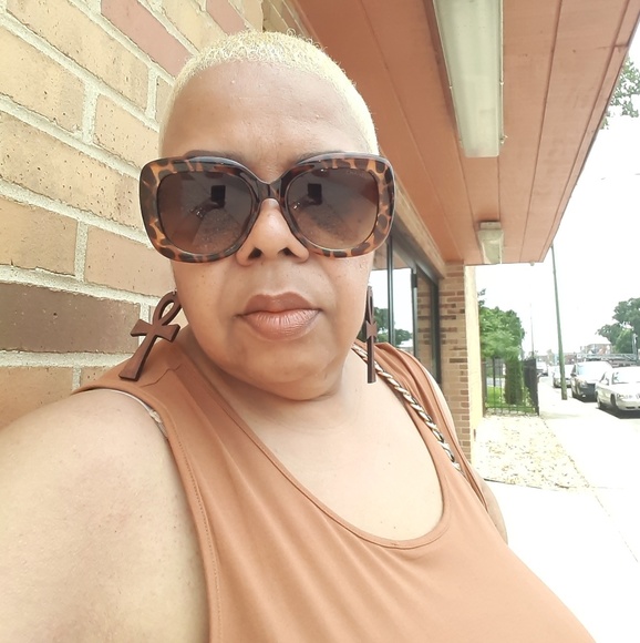 Meet your Posher, Genelle - Picture 2 of 4